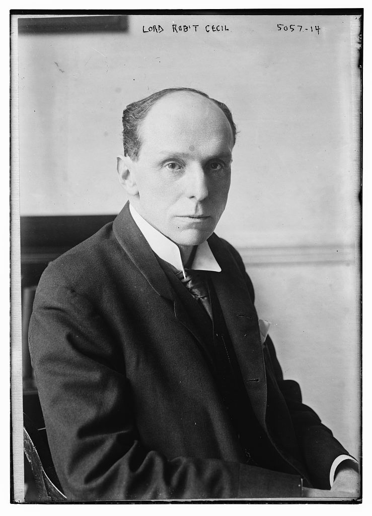 Robert_Cecil,_1st_Viscount_Cecil_of_Chelwood_looking_right_circa_1915